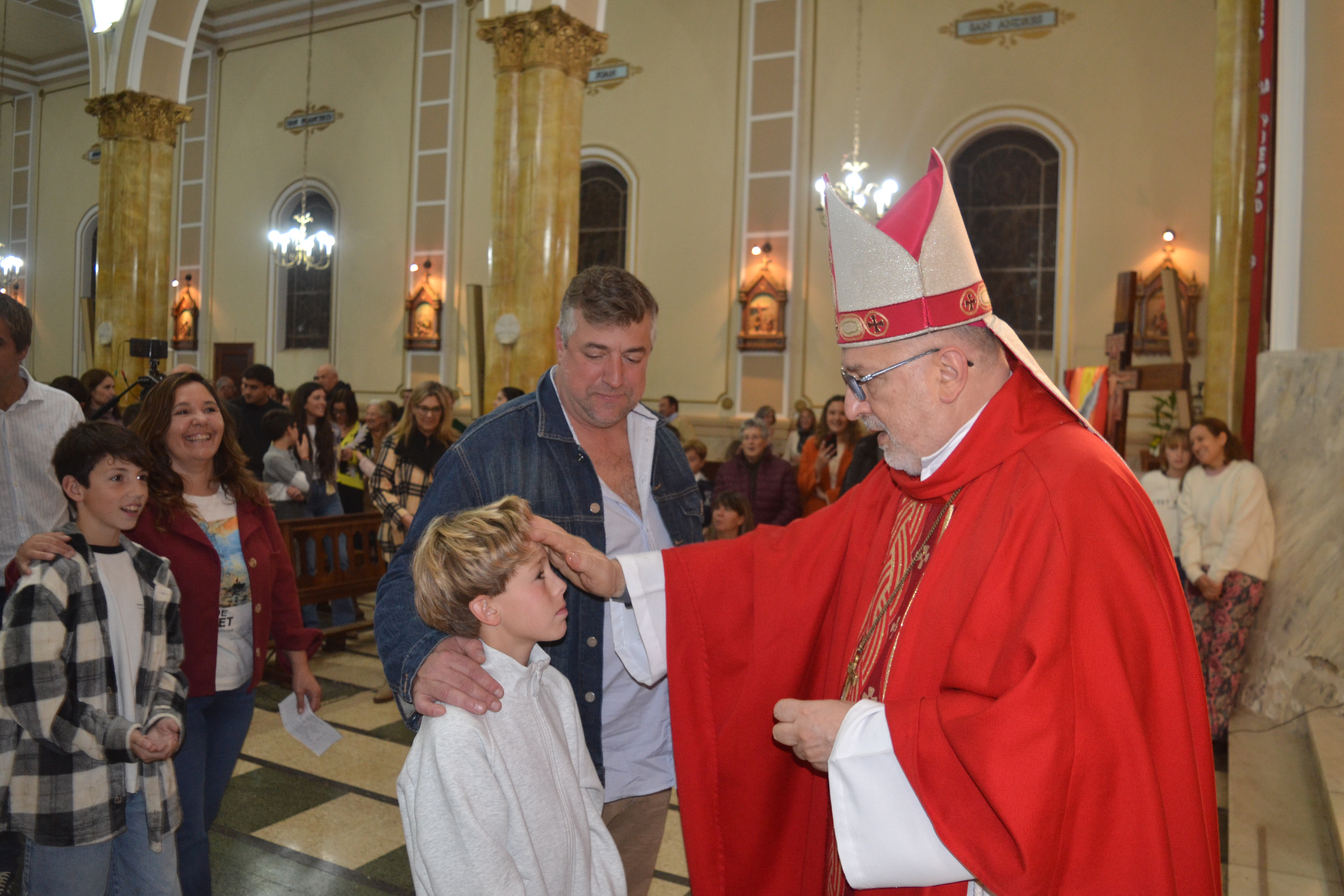  Emotiva celebración de Confirmación en la Parroquia Santa Rosa de Lima
