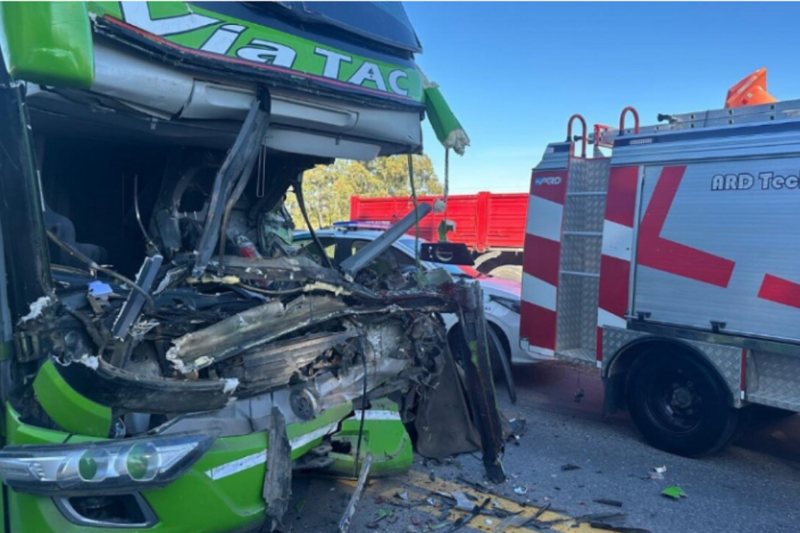 El chofer de un micro murió tras chocar contra el acoplado de un camión cerca de Médanos