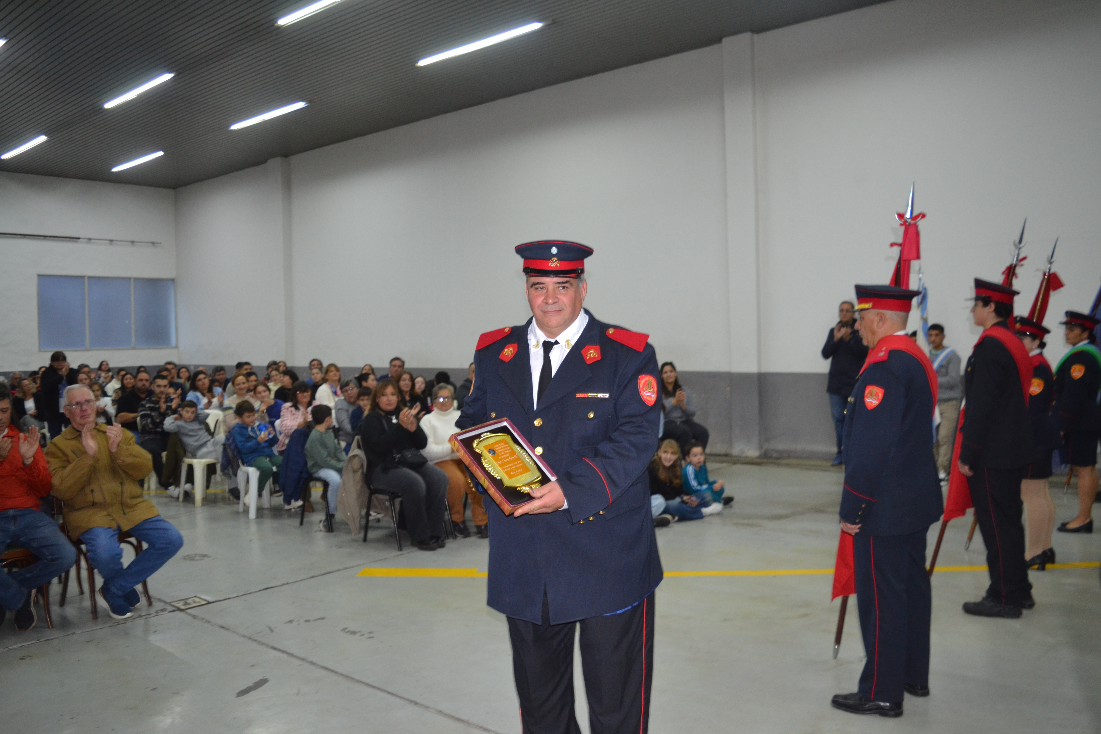Emotivo acto en el cuartel local para homenajear a los Bomberos