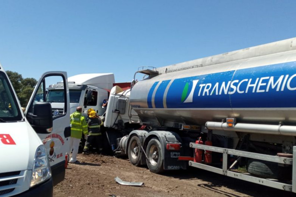 Camión cisterna embistió dos camiones parados en la ruta