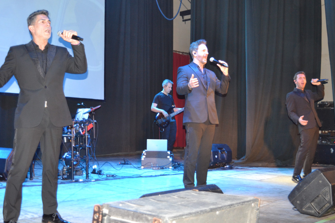  “Héroe” deslumbró con su espectáculo “Cinema Lírico”