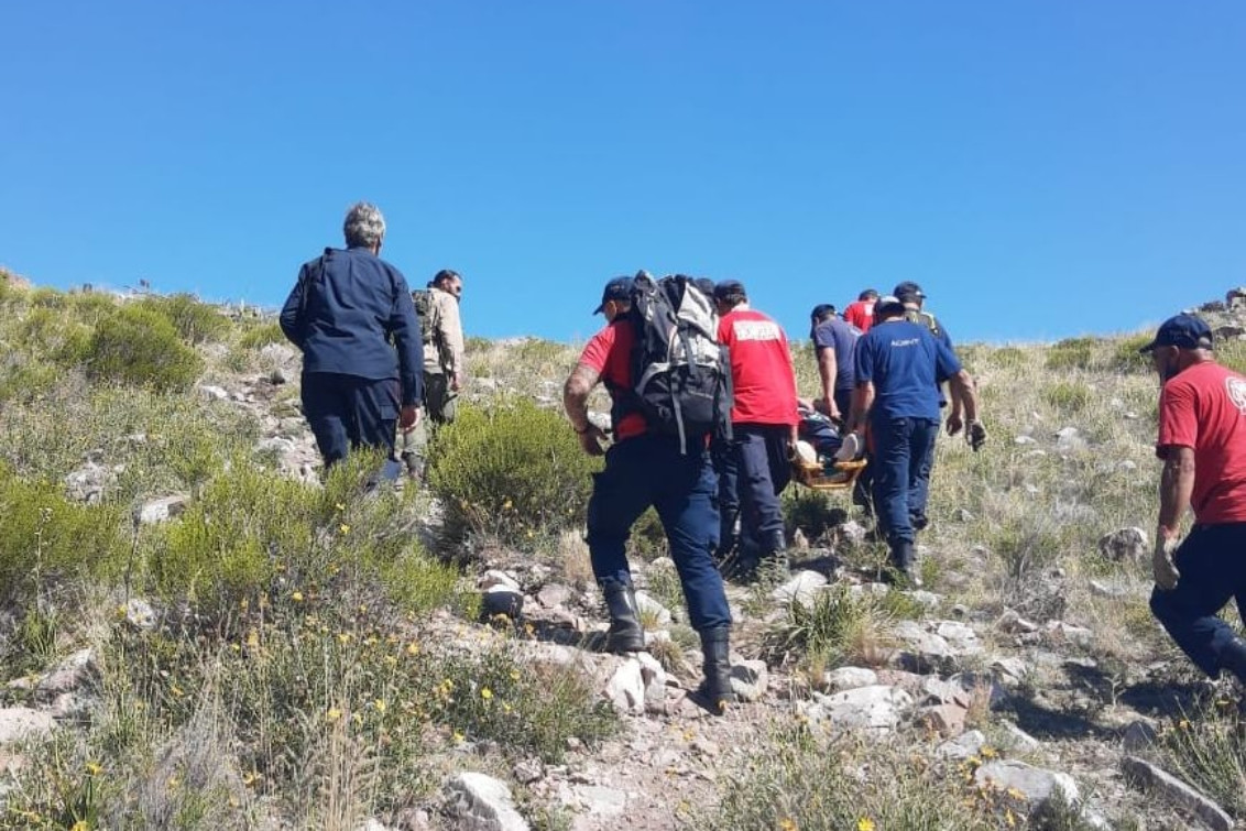 Los Bomberos Voluntarios rescataron a un menor herido en el Cerro Ventana