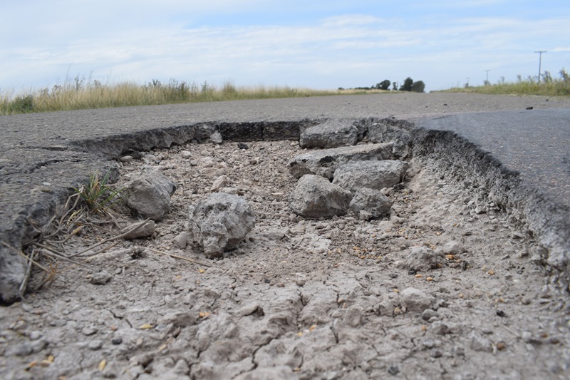 Quejas  por gran cantidad de baches en prolongación de Boulevard Uruguay y Rotonda de Ruta Nº 85