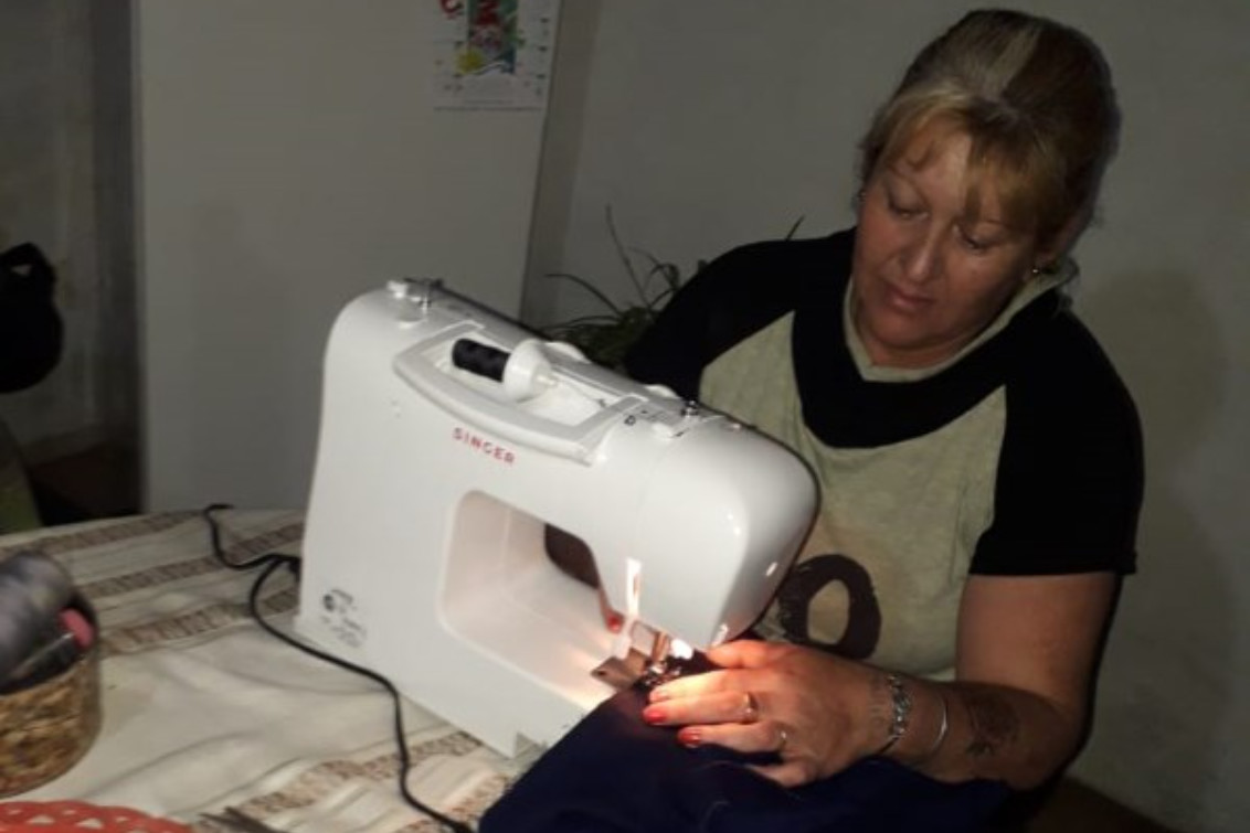 El Roperito Comunitario “Sil y Laz” recibió la donación de una máquina de coser nueva