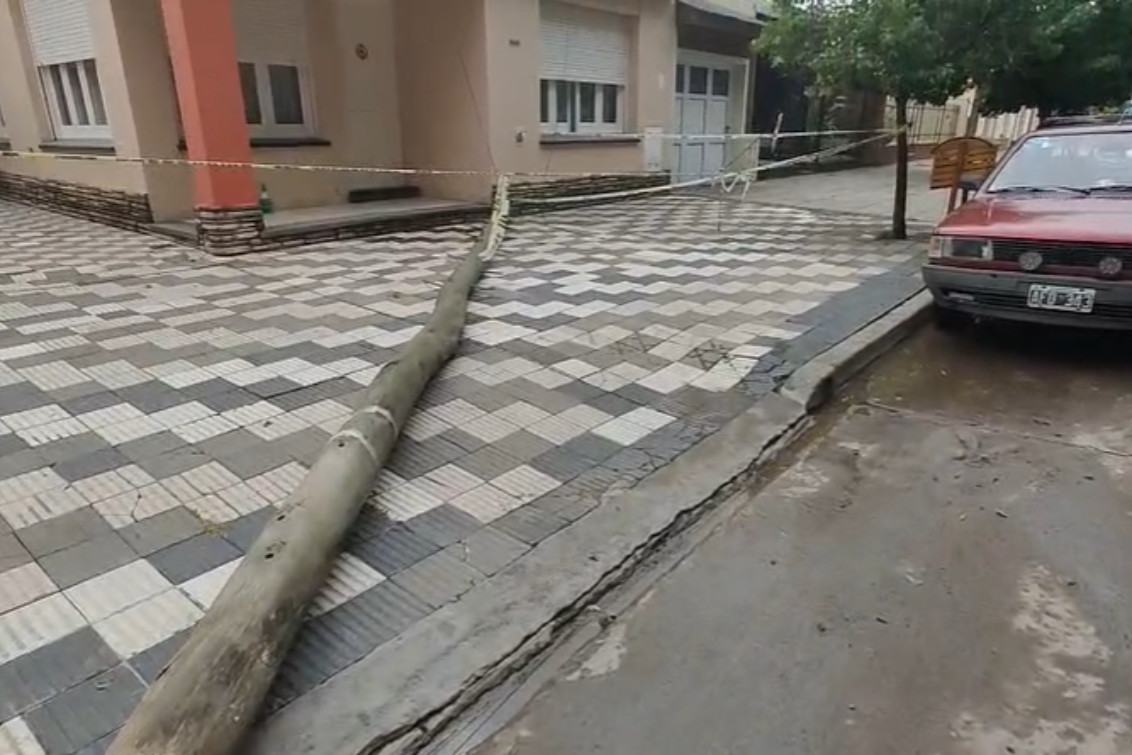 Se cayó un poste telefónico frente al hospital y una vecina relató el momento de tensión