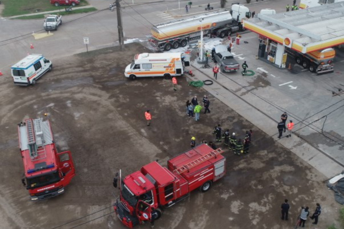 Simulacro puso a prueba protocolos ante un incidente vial con derrame y heridos en estación Shell