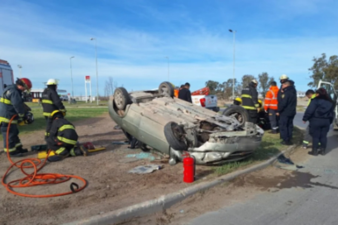  Fuerte vuelco en la Rotonda de la Ruta Nacional 3 y Pedro Pico