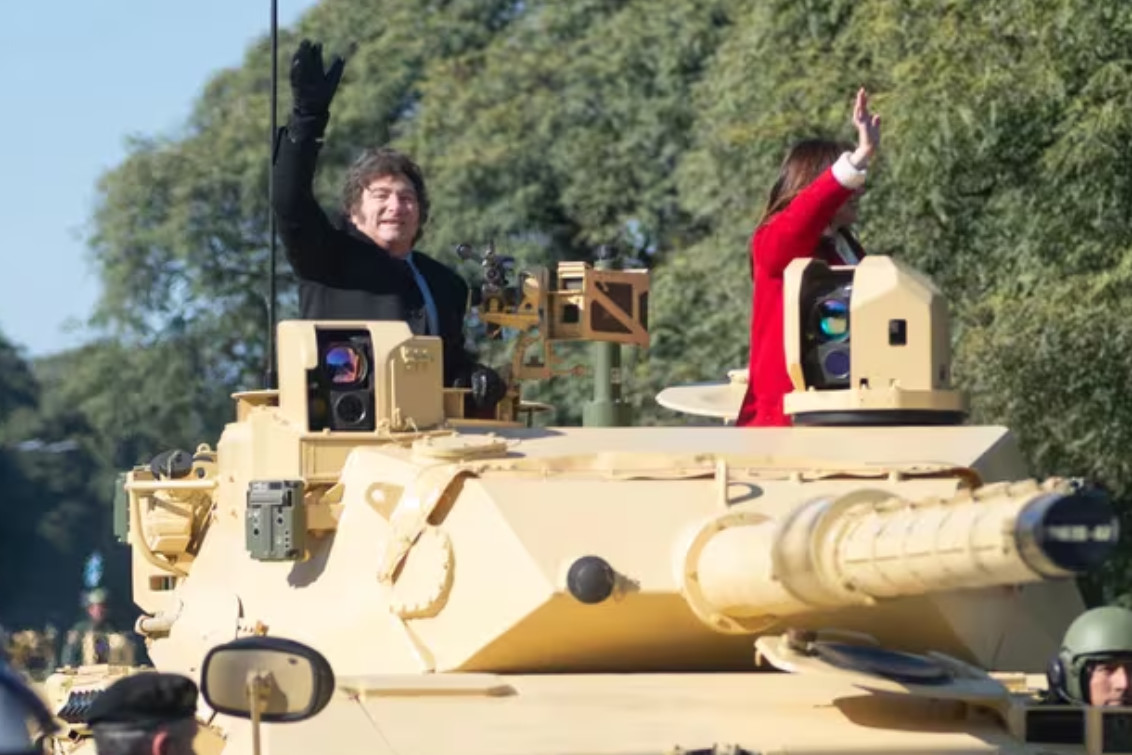 El presidente Javier Milei encabezó el desfile militar por el 9 de Julio