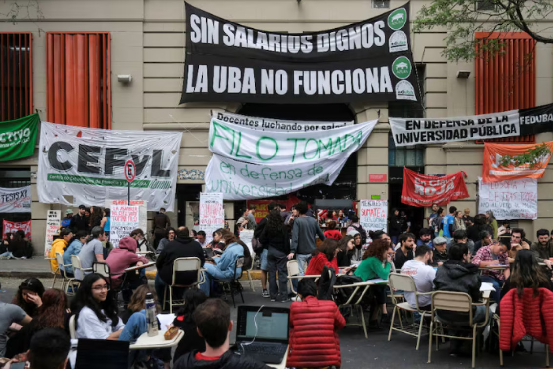 En medio de la toma de colegios, docentes anunciaron un paro nacional en universidades públicas