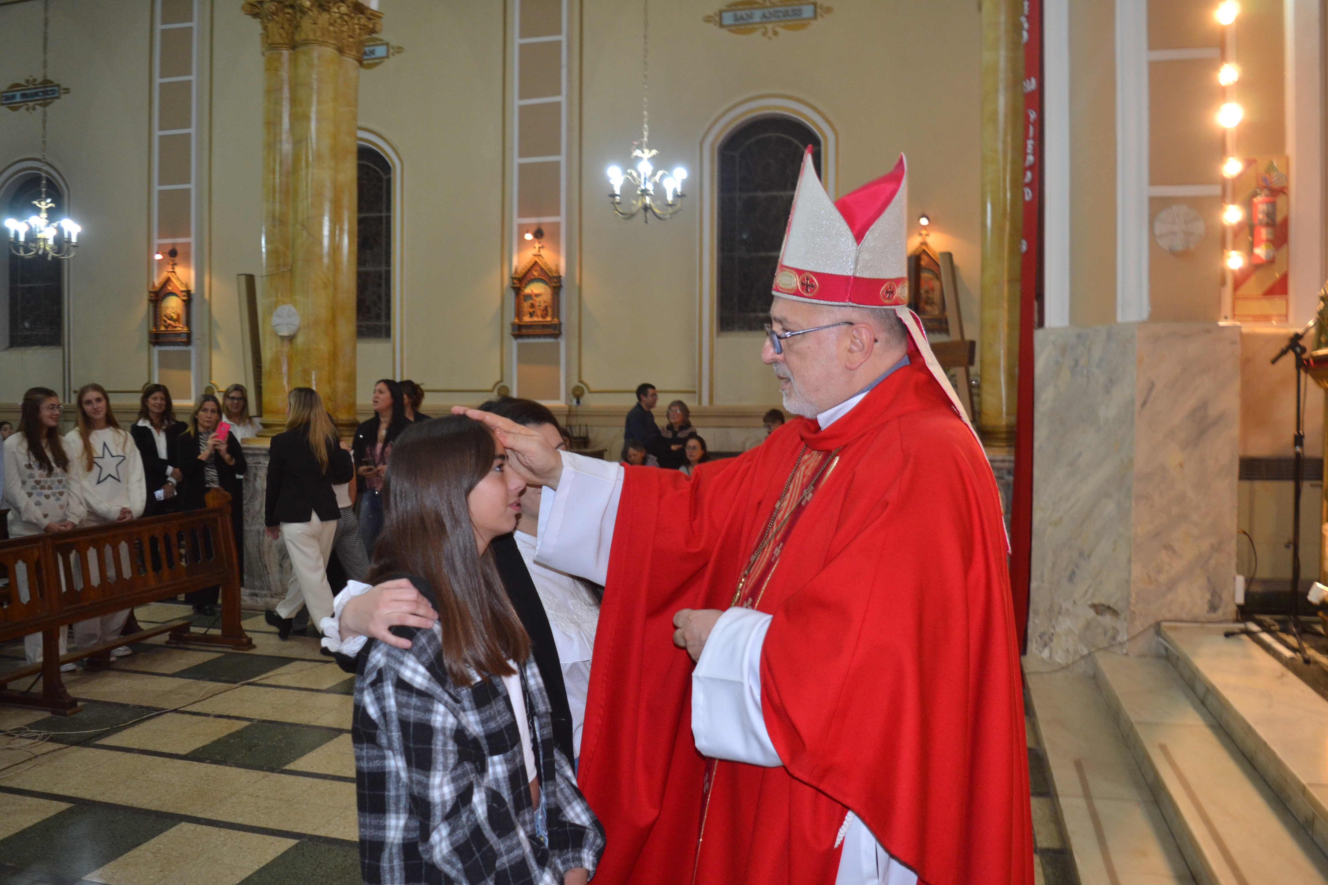   Otro grupo de adolescentes recibieron el Sacramento de la Confirmación