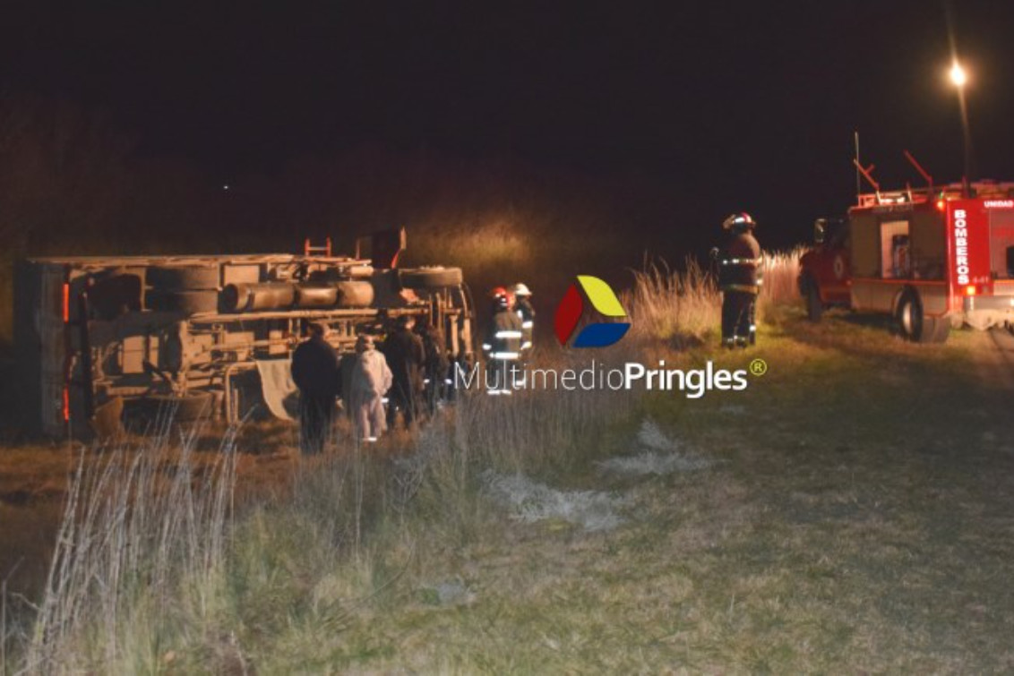   Un camionero pringlense falleció, tras volcar en la intersección de Boulevard Uruguay y 68