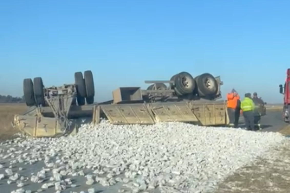  Camión vuelca acoplado cargado de piedras y causa interrupción del tránsito en la Ruta 51