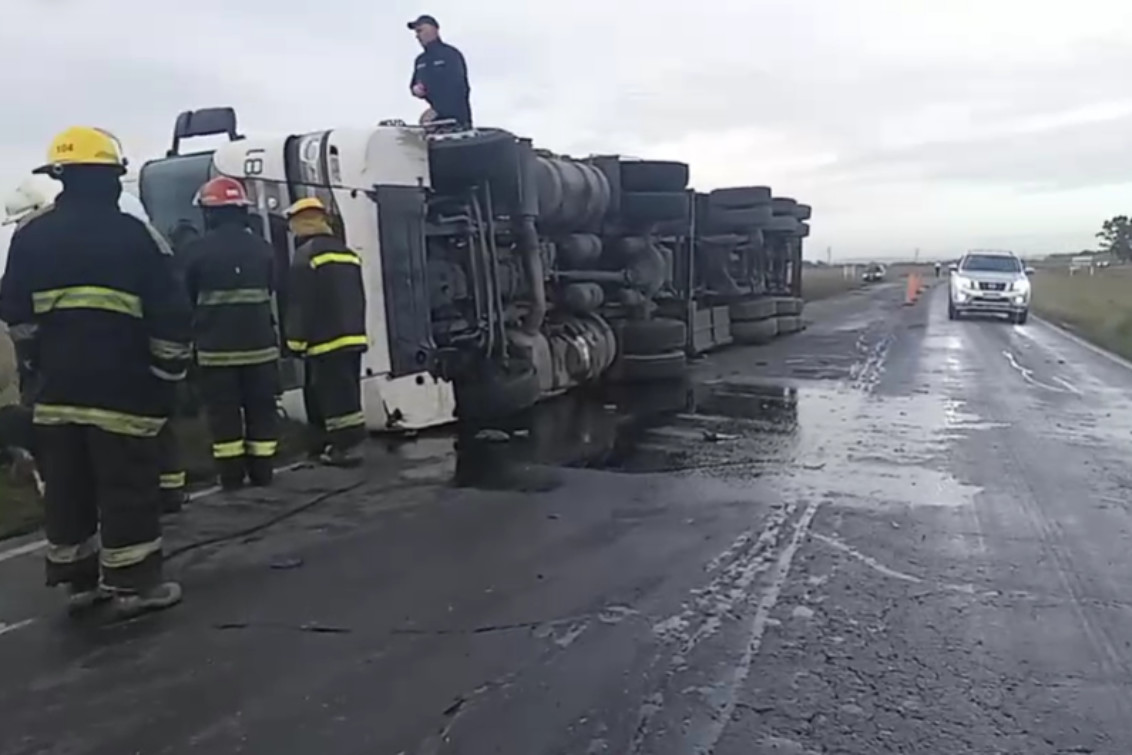 ADELANTO: Vuelco de camión en Ruta 51 sin heridos 