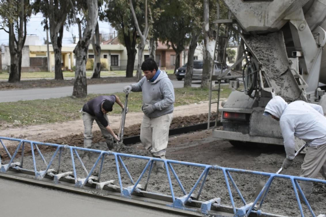 Avanza a buen ritmo el pavimento en la colectora del Boulevard 1
