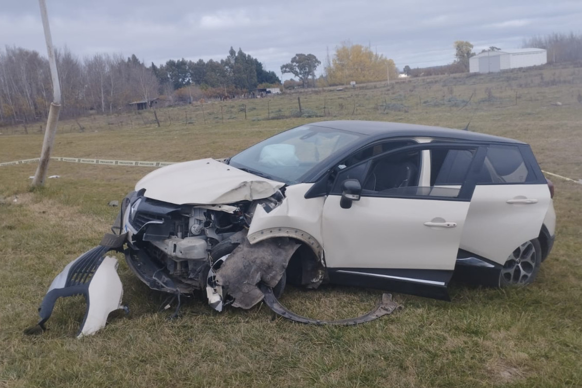  Un auto chocó contra una columna de alumbrado público
