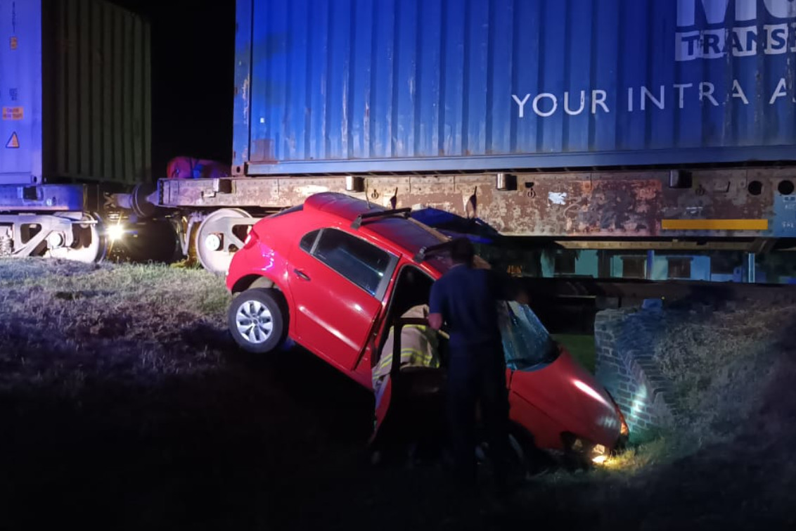 SALDUNGARAY:  Un automovilista colisionó con vagón de tren de cargas