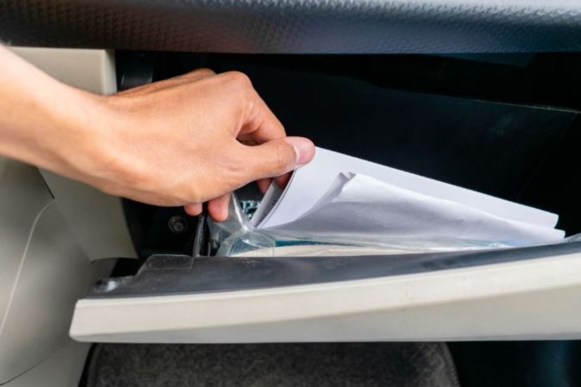 Abrieron un auto y robaron documentación clave: piden ayuda para recuperarla