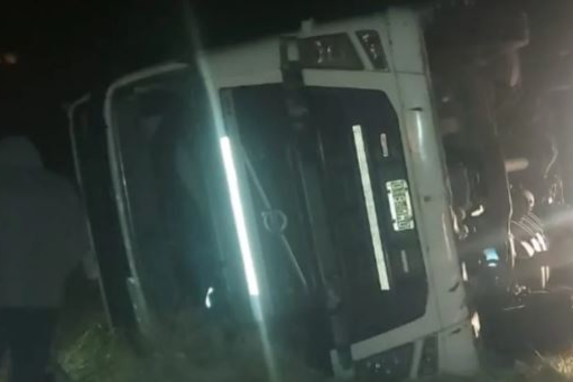 Resultó ileso el chofer de un camión que volcó en la ruta 51