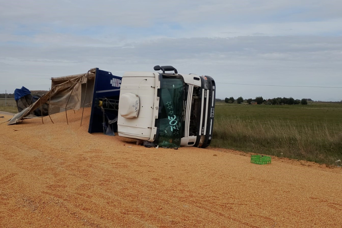Trágico accidente en Suarez: Un camionero murió al volcar en el puente Crocci