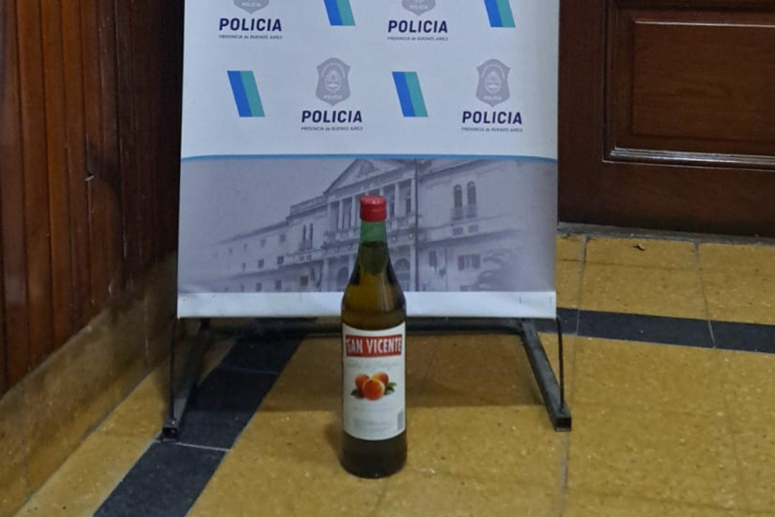 DOS APREHENDIDOS POR SUSTRAER UNA BOTELLA DE BEBIDA ALCOHÓLICA