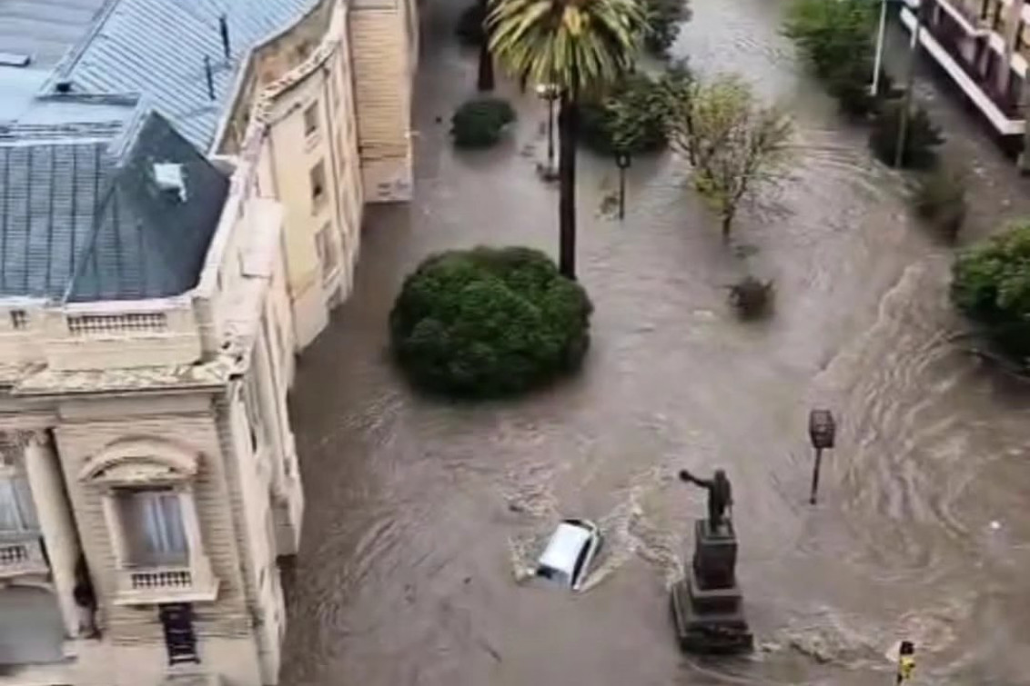  BAHÍA BLANCA BAJO EL AGUA: EL DÍA MÁS LLUVIOSO DE SU HISTORIA Y UN SALDO TRÁGICO