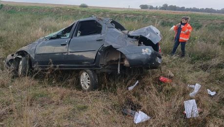 Vuelco fatal en un ingreso a Bahía Blanca: murió un hombre y su hijo fue internado en código rojo