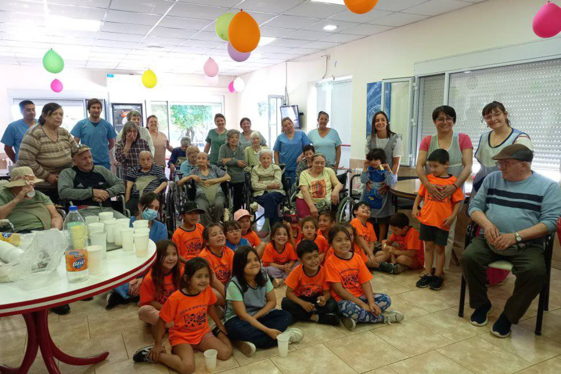 Alumnos del Jardín de Infantes N° 910 visitaron Hogar El Remanso 