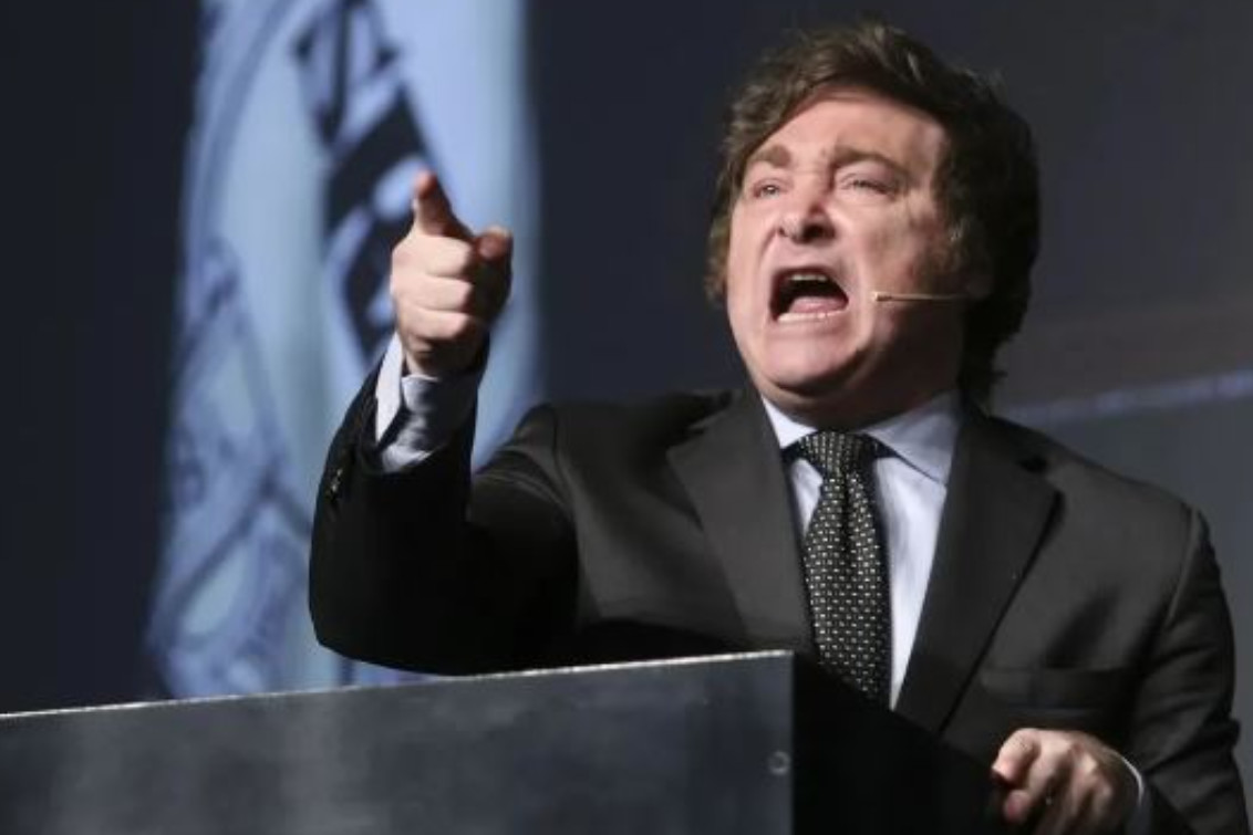 Javier Milei volvió a atacar a periodistas y acusó de delincuentes a figuras de un canal de TV