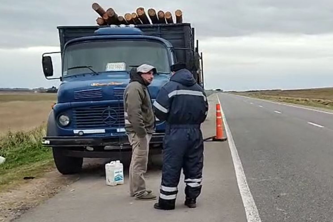  Varado cuatro días en la Ruta 51, recibió la ayuda desinteresada de vecinos y camioneros