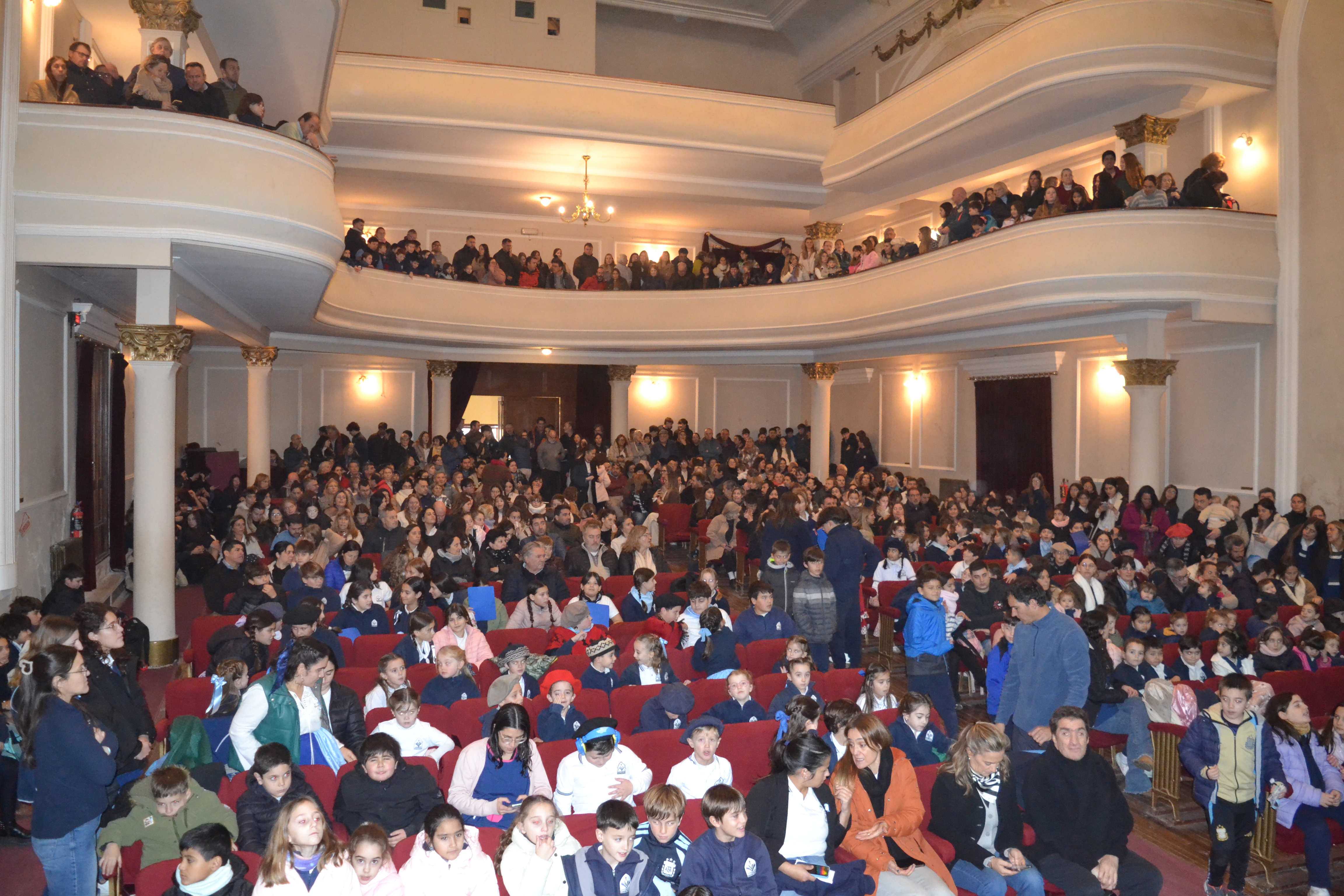  El Colegio Sagrado Corazón conmemoró el Día de la Independencia en el Teatro Español