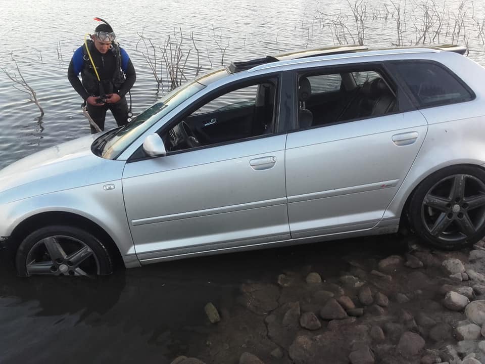  Un vehículo cayó al lago del dique Paso de las piedras