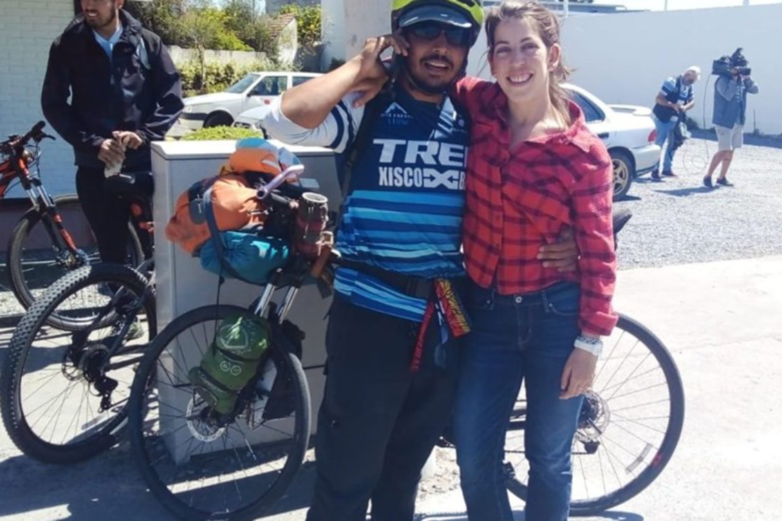 Pedaleó desde México hasta una localidad bonaerense para reencontrarse con su novia