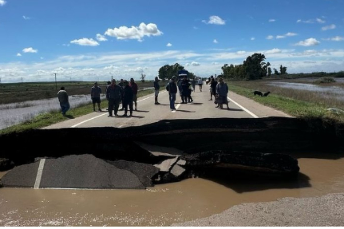 Temporal en Villarino: corte de servicios, evacuados, un enorme socavón y caminos destrozados