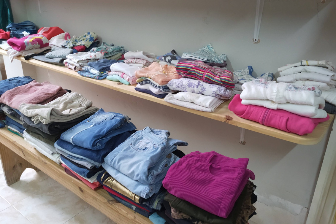 Cáritas realizará una nueva feria de ropa con precios accesibles