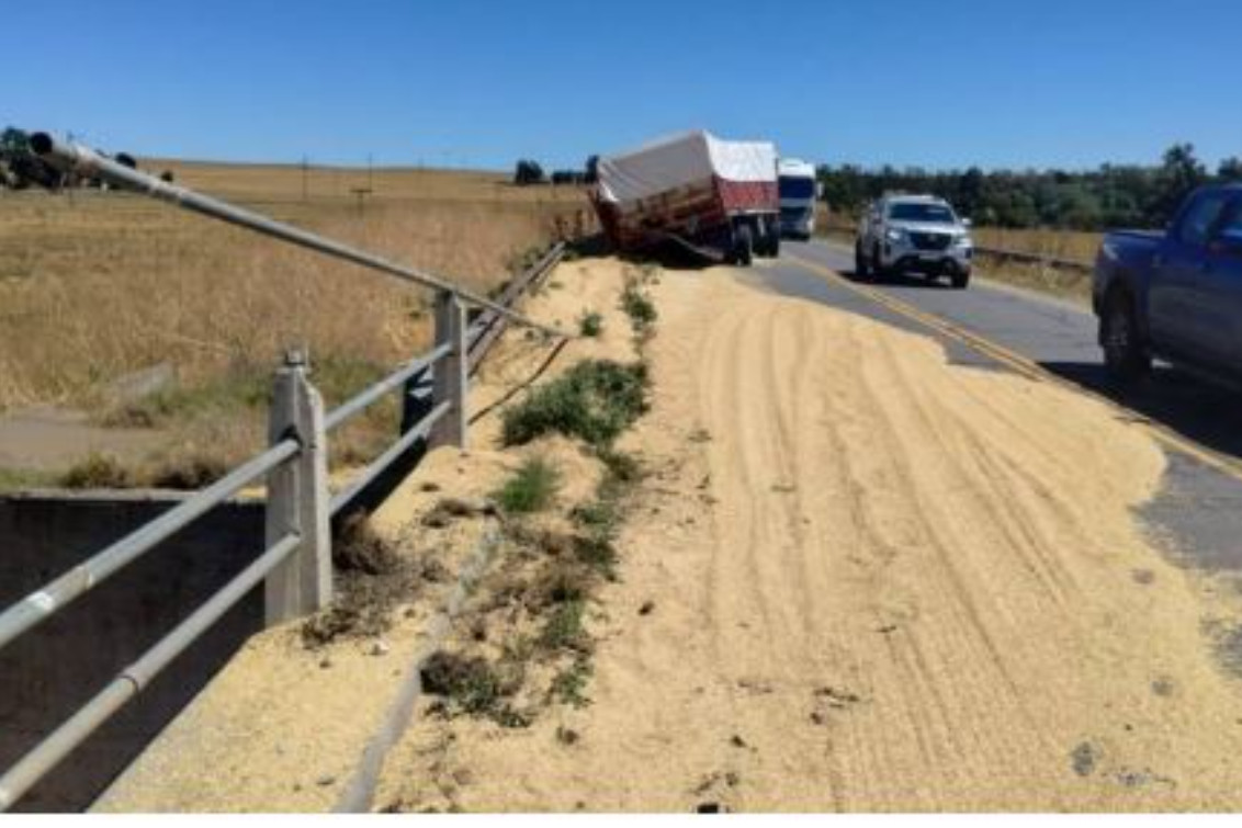 RUTA 51: Un camión protagonizó un espectacular choque contra un puente 