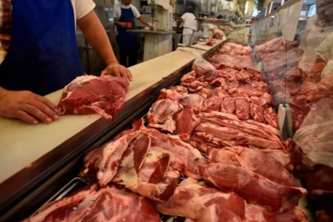 El consumo de carne se derrumbó a niveles históricos y tuvo impacto en la baja de la inflación