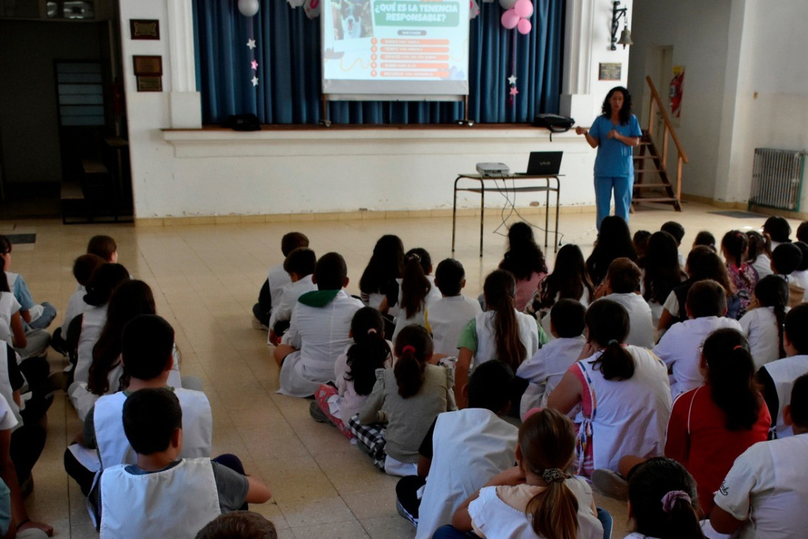 Promueven la tenencia responsable de mascotas con charla en la Escuela Nº 7