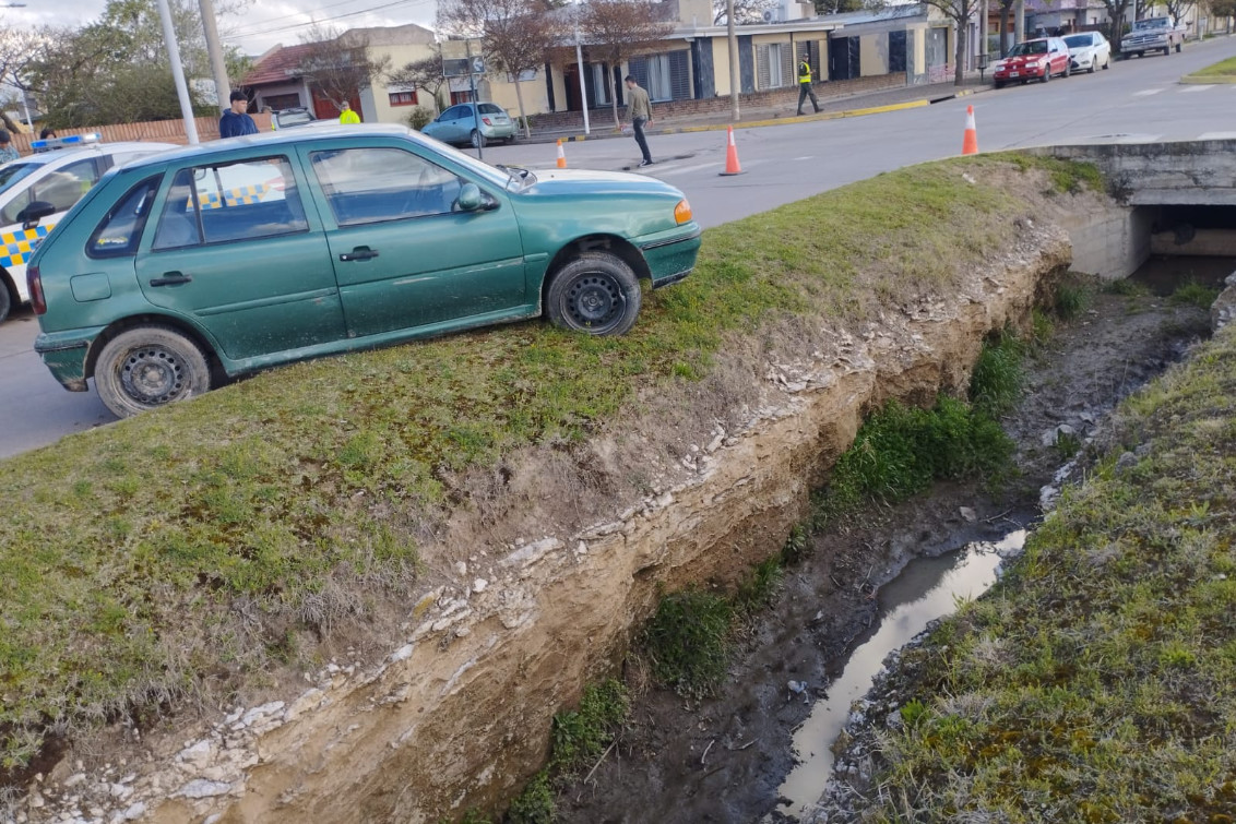  Otro auto casi termina dentro de la alcantarilla de Boulevard 13 