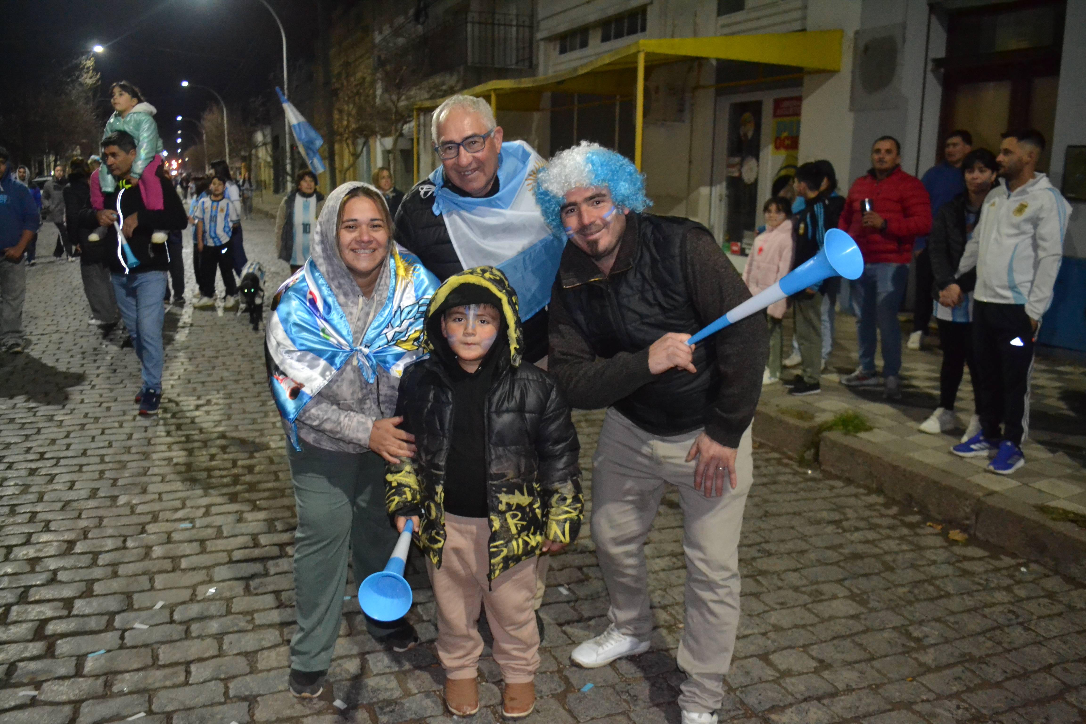 La ciudad volvió a vestirse de celeste y blanco para celebrar el pase de Argentina a las semifinales