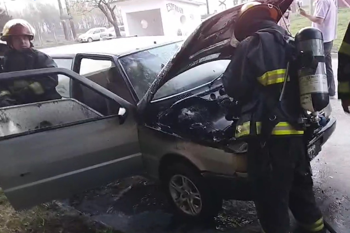  Un incendio en la vía pública causó importantes daños en un automóvil 