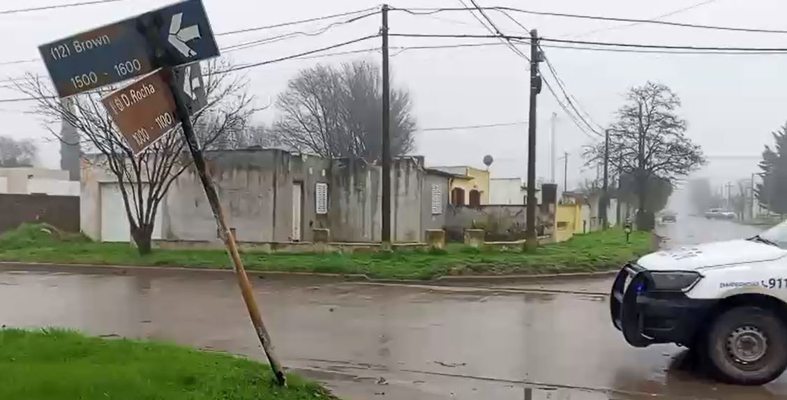 Fuerte choque entre una camioneta y un auto en una esquina de la ciudad