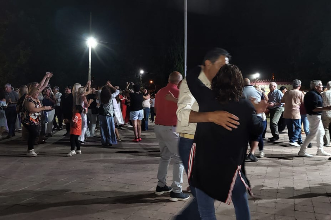 Exitoso baile compartido en el Prado Español
