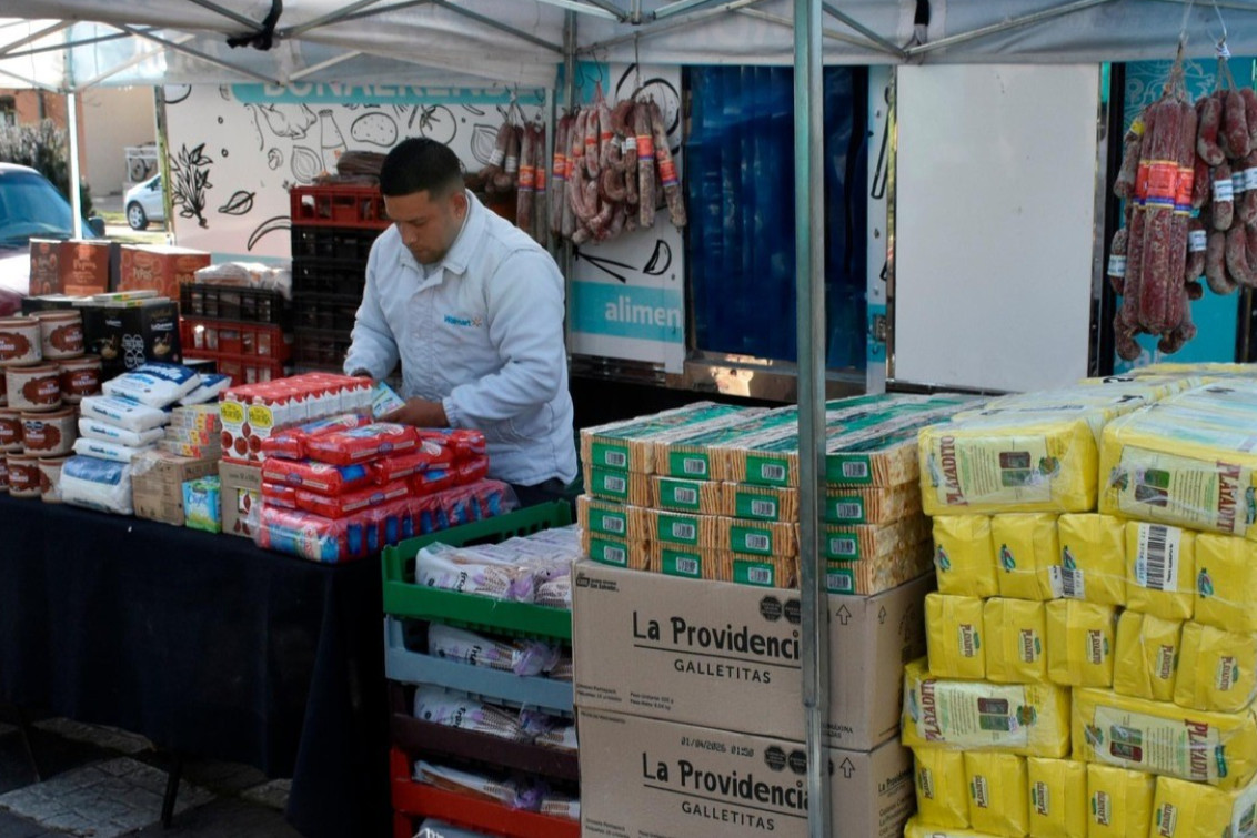 El martes llega el camión de lácteos y pastas a Plaza San Martín