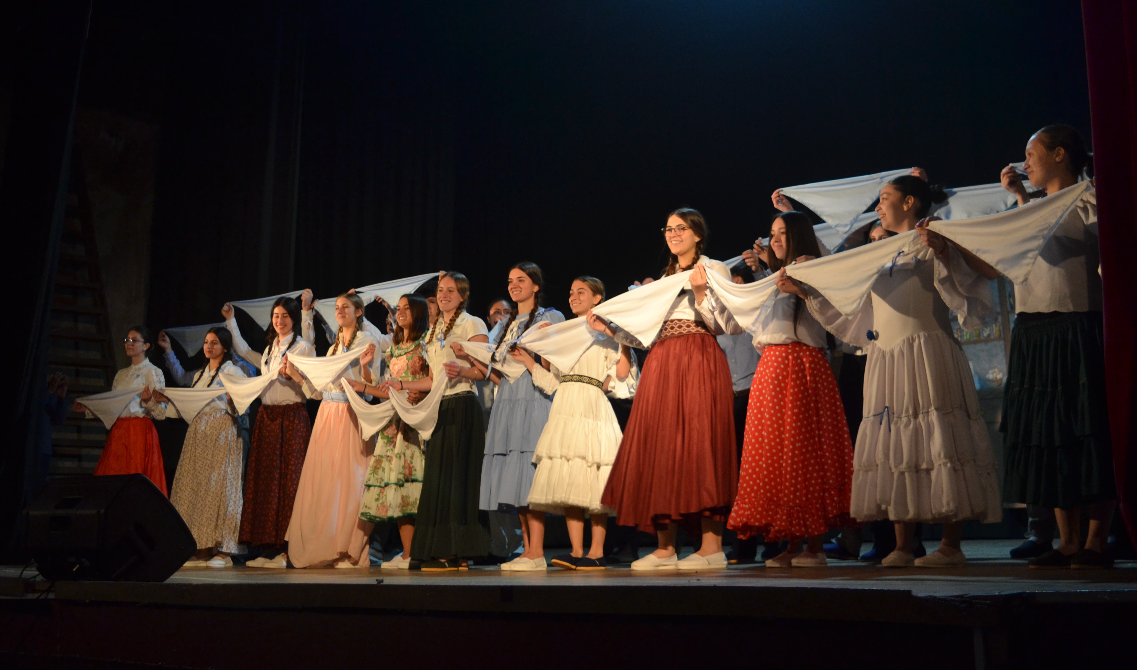  El Colegio Sagrado Corazón conmemoró el Día de la Independencia en el Teatro Español