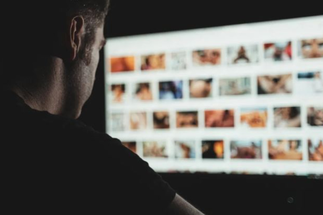 Piden 30 años de cárcel para un alumno que usó IA para hacer videos porno con sus compañeras