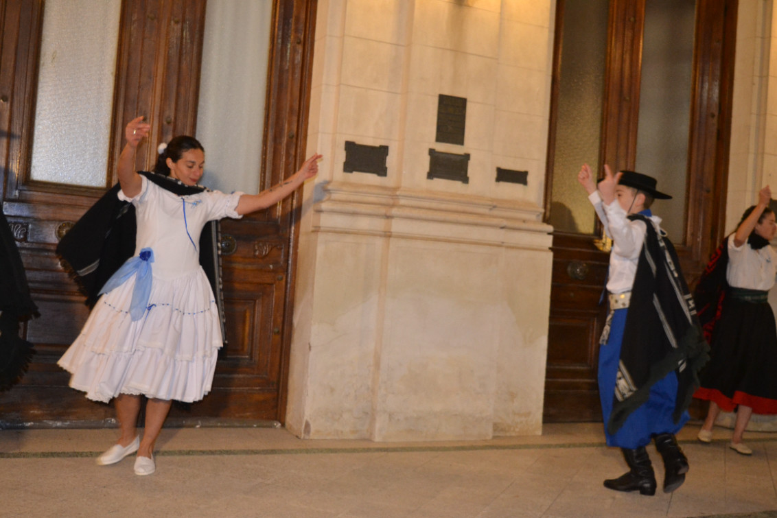  Bailaron folclore para celebrar el Día de la Independencia