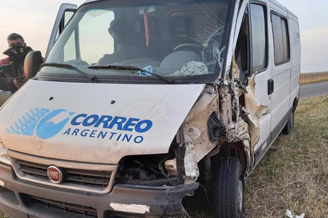 La Madrid: chocaron un camión y una combi de correo
