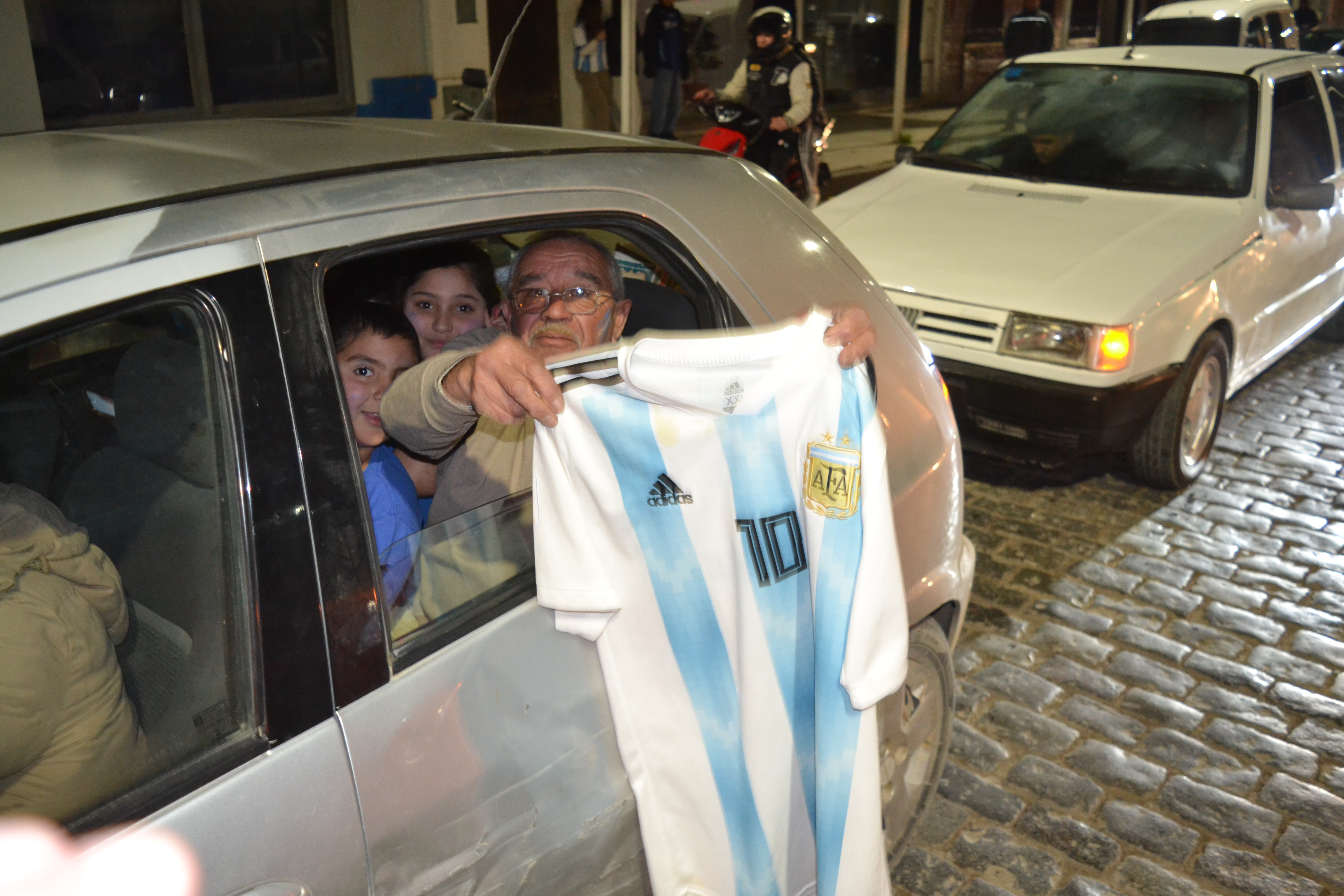 Coronel Pringles se vistió de celeste y blanco para celebrar el pase de Argentina a octavos de final