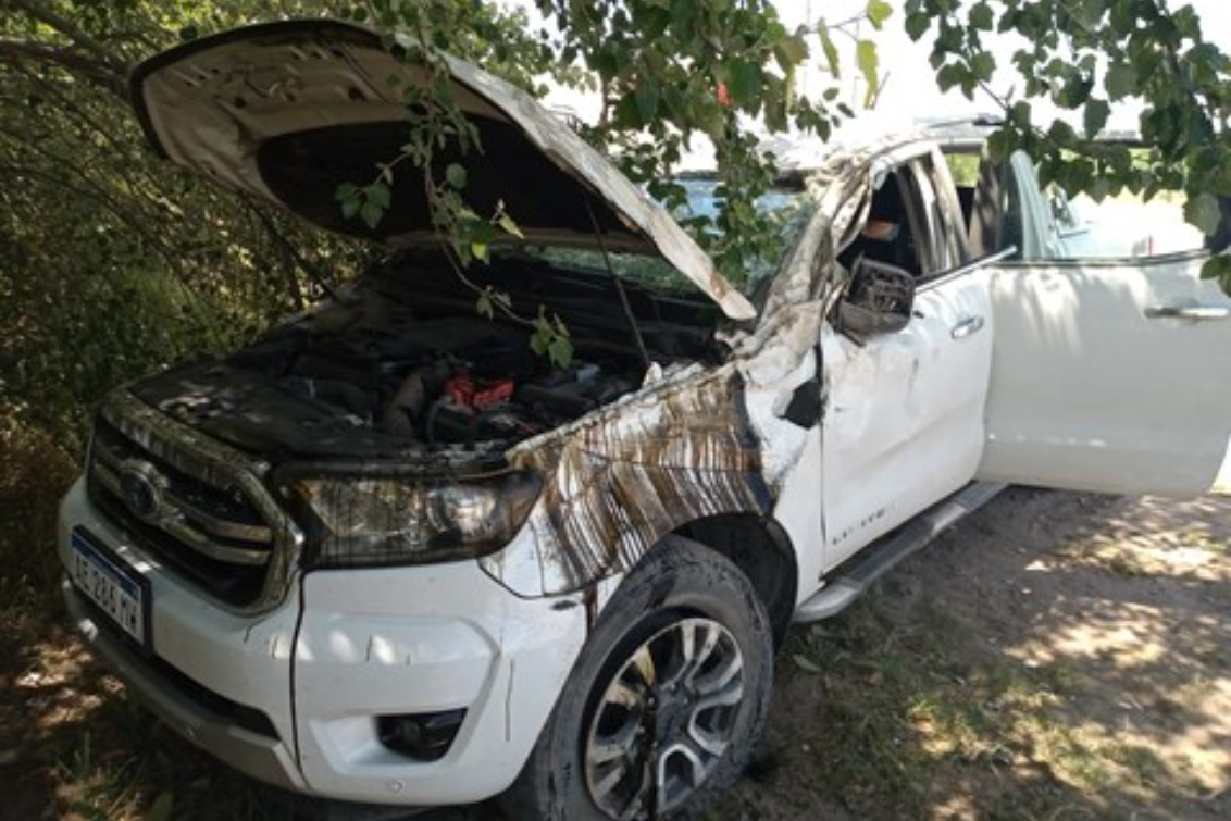 Una camioneta volcó tras chocar con un auto en la Carrindanga