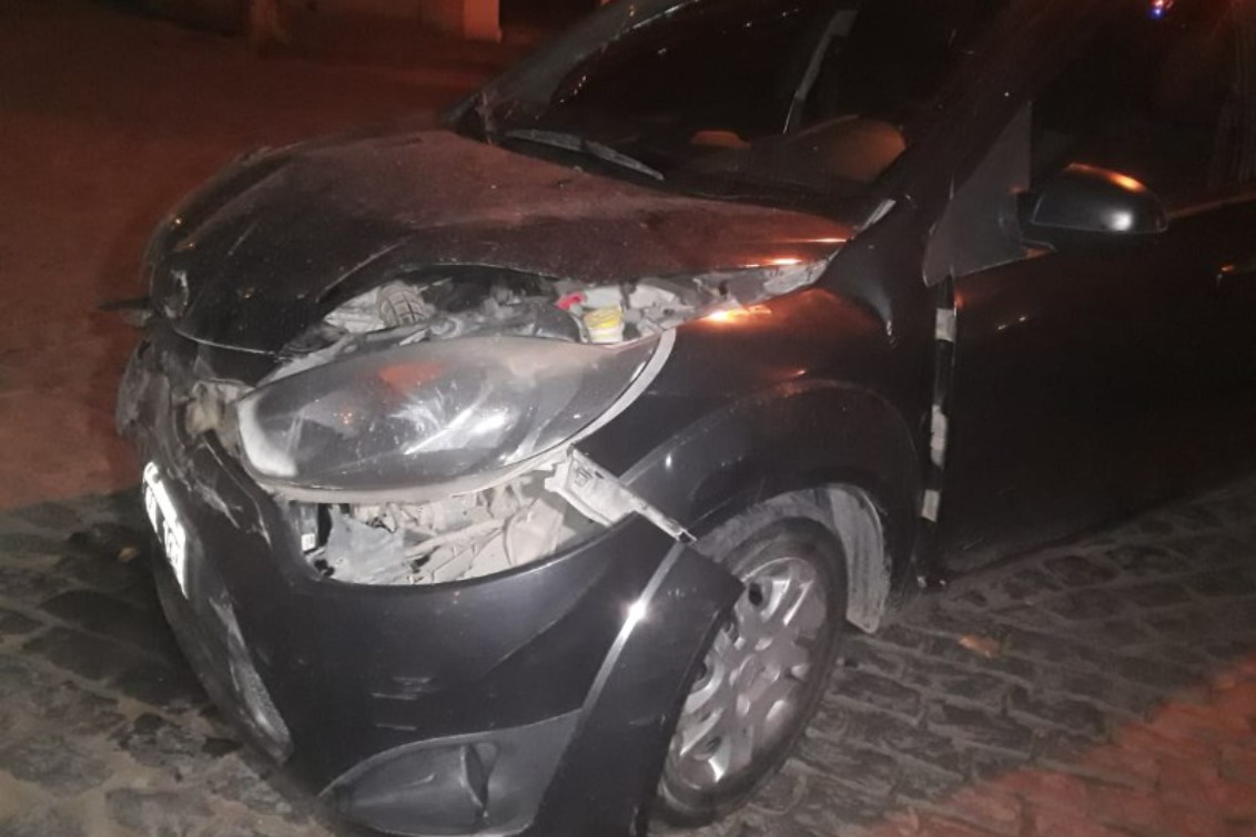 Fuerte colisión de dos vehículos en la esquina de Colón y Cabrera